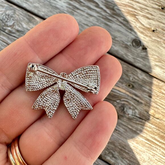 Vintage Jewelry Adorable Silver Tone Rhinestone  Bow Brooch Ribbon Pin - Picture 2 of 2